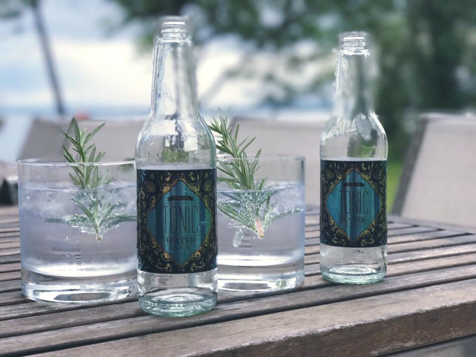 Gin-Geschenkset LOUP'S LIQUID Popcorn Infused Gin + LOUP’S LIQUID Earl Grey Infusion, 6 x GINLOS Tonic Water 0,2 l, 3 elegante Gin&Tonic-Bechergläser