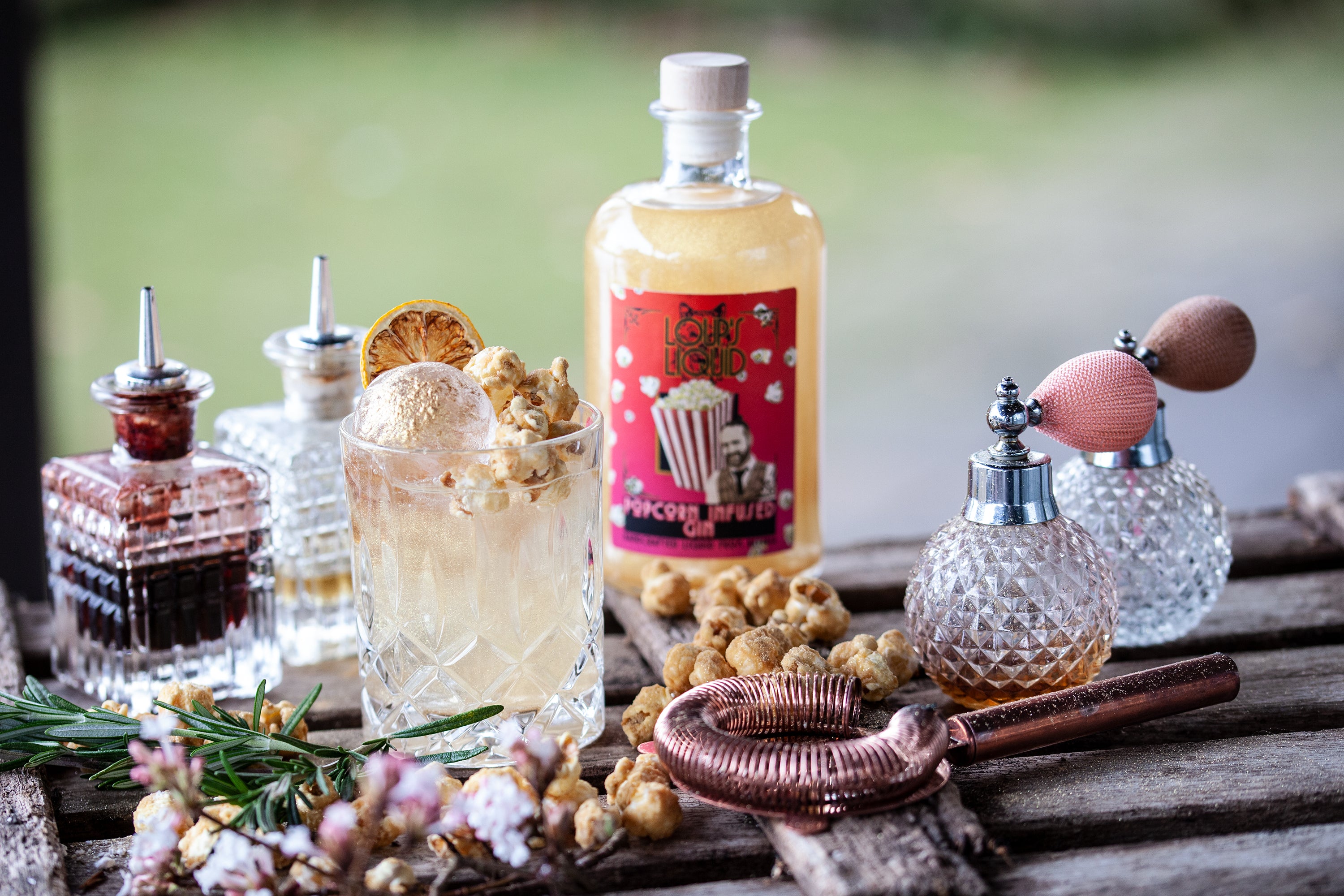 LOUP'S LIQUID Popcorn Infused Gin - mit weicher Popcorn-Note und einmaligem Glitzer-Effekt - handcrafted, 0,5 l, 30%